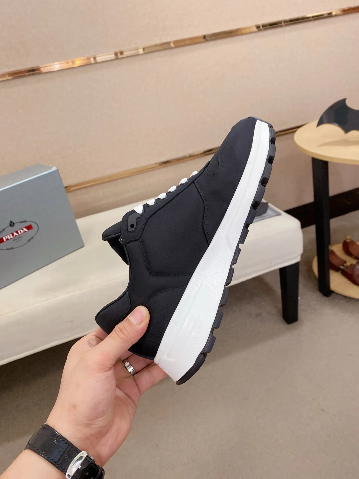 Factory price 540💰 ✔️✔️✔️High version High-quality new PRADA counters are on the market at the same time. The new men's shoes and 😘fabrics are selected from imported first-layer cowhide and are made by pure handcrafts. Lining: Full cowhide lining. 👍🏿 High-end ☄️ air-cushion molded anti-slip rubber outsole, exquisite lines, simple and elegant, comfortable and high-end for leisure travel. Code number: 38 to 44